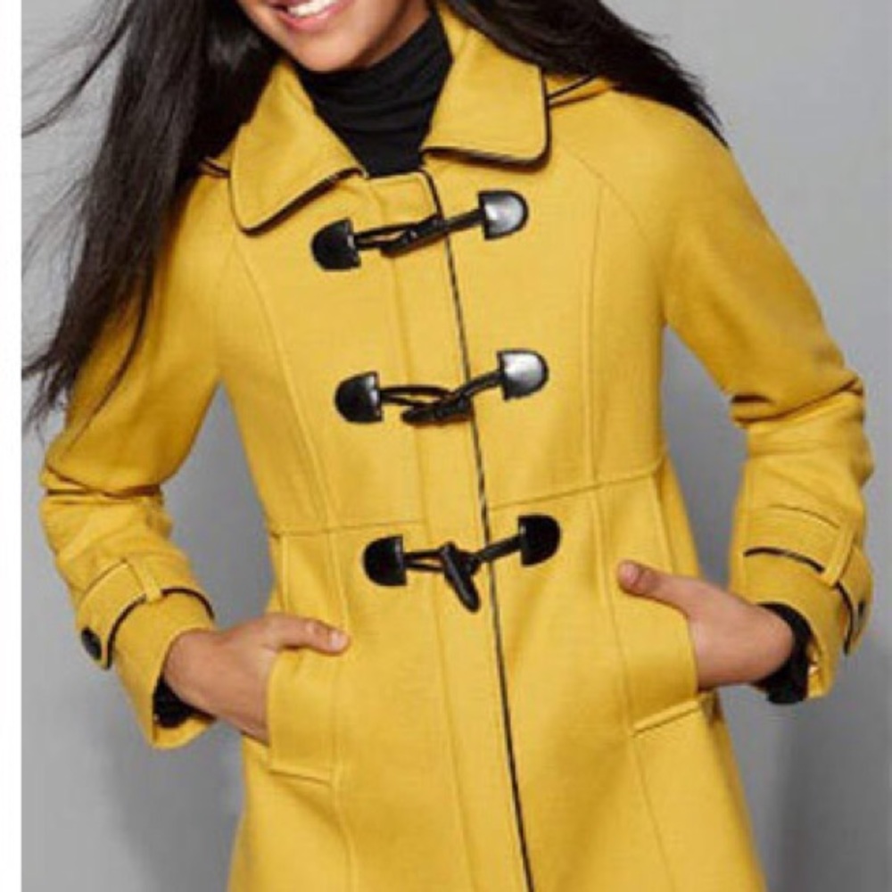 Steve Madden size M yellow toggle coat